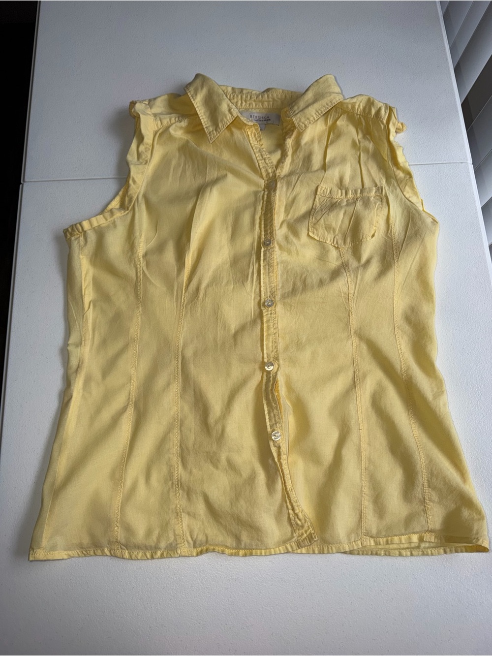 Bershka women’s yellow sleeveless button-up blouse in a L T0114
